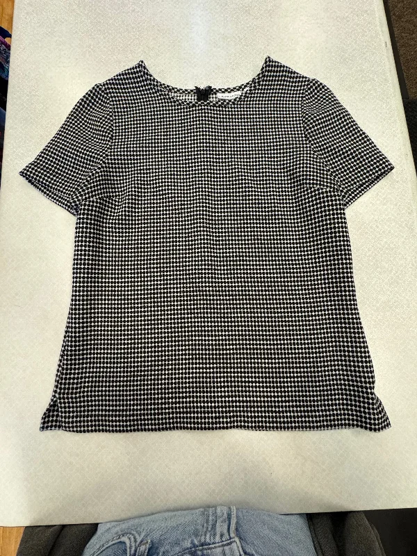 Top Short Sleeve By Liz Claiborne In Polkadot Pattern, Size: M